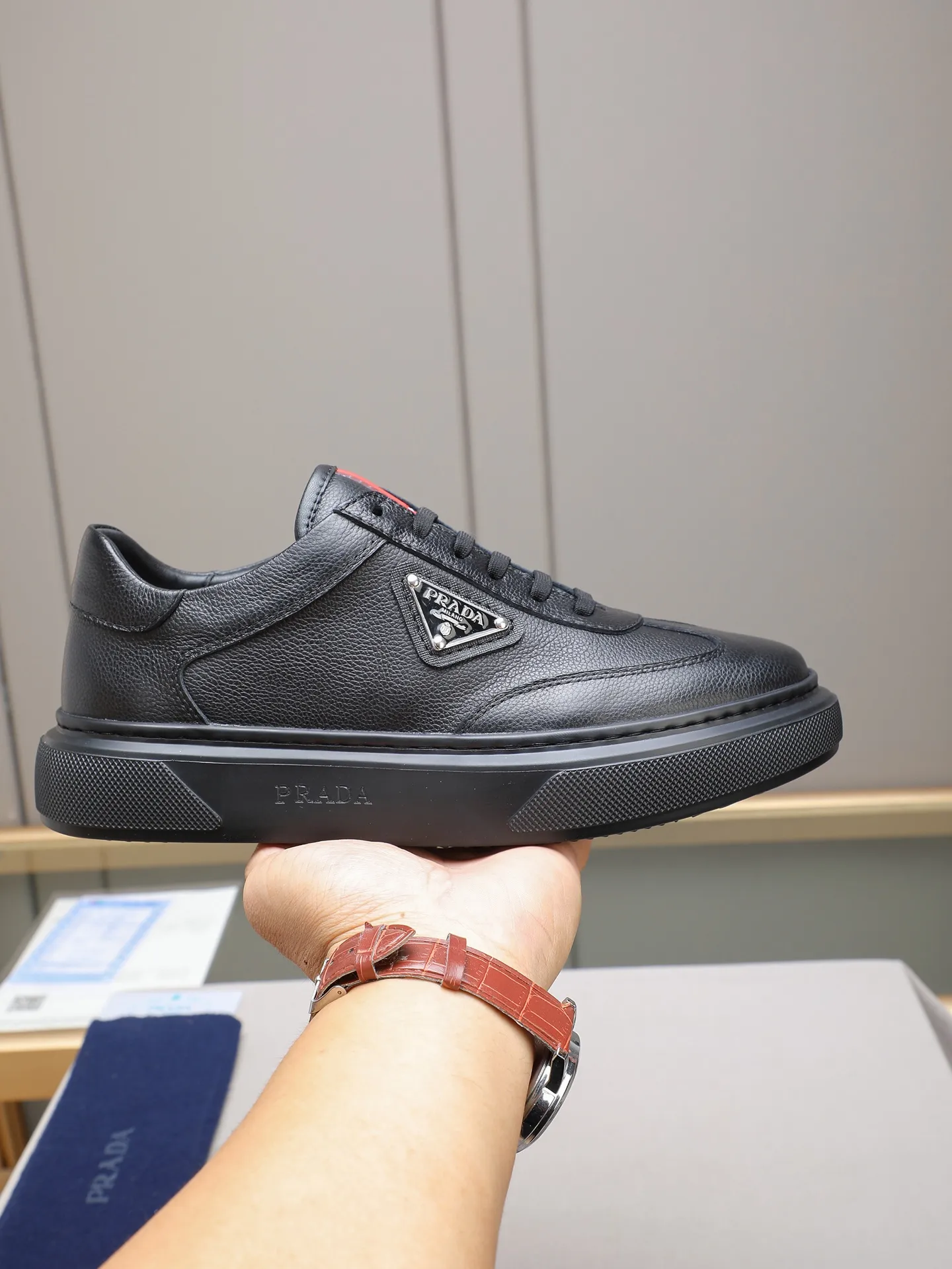 PP460 Prada/Prada men's new casual shoes, this upper is made of imported calfskin + sheep lining! The outside is decorated with the P family's classic metal triangle enamel logo, and the outsole is made of non-slip sports foam ultra-light outsole, which feels good on the feet and is a fashionable and fashionable item!  Size: 38-44 (45 customized)